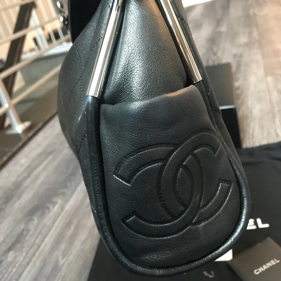 Chanel Ultimate Soft Hobo Quilted Leather Medium - Picture 6 of 9